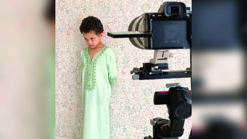 الطفل راشد بطل فيلم «النمر» خلال تصوير العمل. الإمارات اليوم