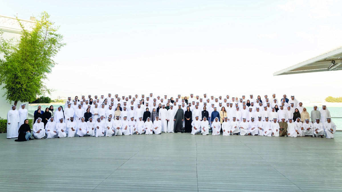 محمد بن زايد خلال استقباله سفراء الإمارات وممثلي بعثاتها التمثيلية في الخارج في مجلس قصر البحر. من المصدر
