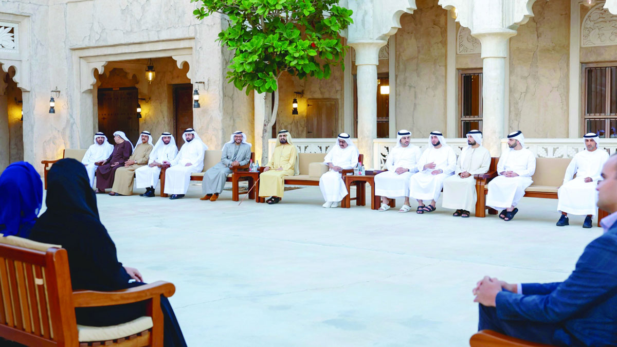 محمد بن راشد خلال اللقاء في مجلس الشندغة بدبي. من المصدر