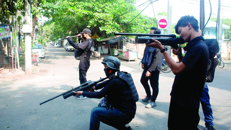 مناوئون لحكم العسكر يتدربون على حمل السلاح. أرشيفية