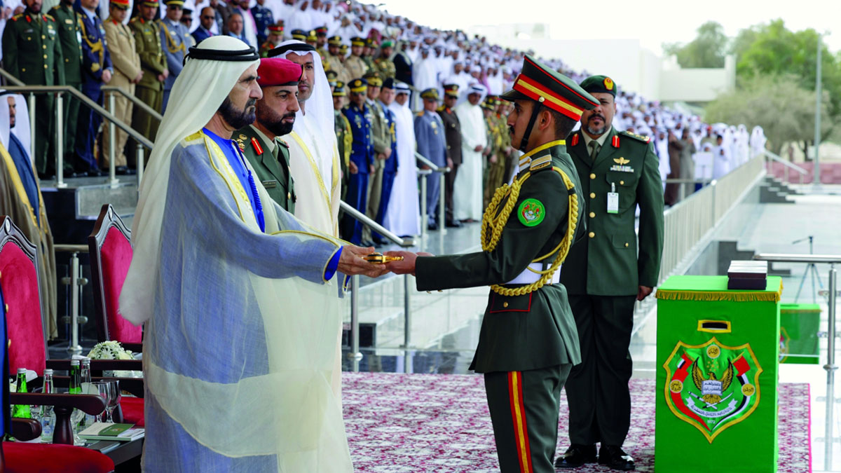 محمد بن راشد خلال تكريم المتفوقين وأوائل الخريجين من المرشحين الضباط في كلية زايد الثاني العسكرية. من المصدر