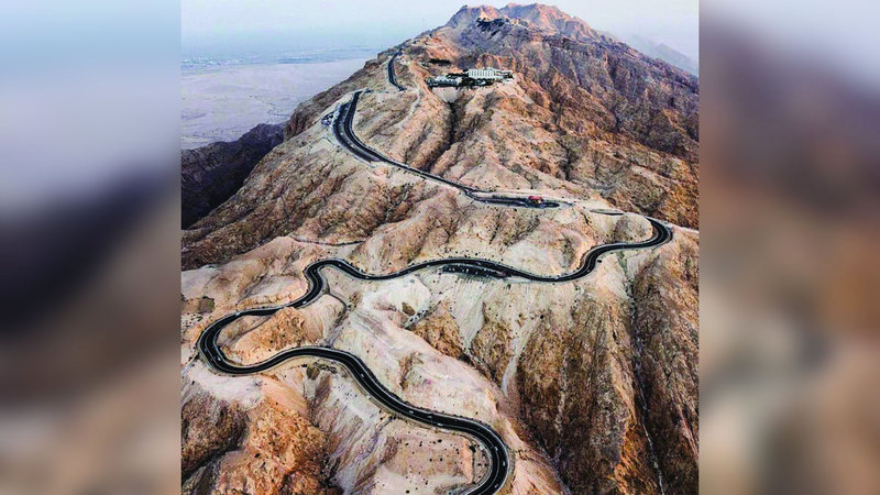 جبل حفيت الشامخ يُشرف على المدينة ويتيح للزوار الاستمتاع بإطلالات خلابة. من المصدر