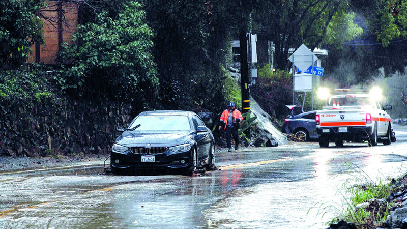 الكثير من الممتلكات تضررت من العاصفة. إي.بي.إيه