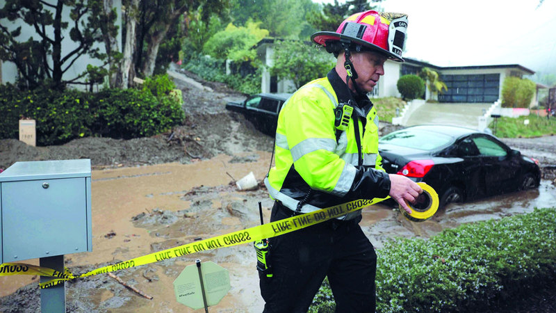 الدفاع المدني شرع في العمل بالأماكن المتضررة. إي.بي.إيه