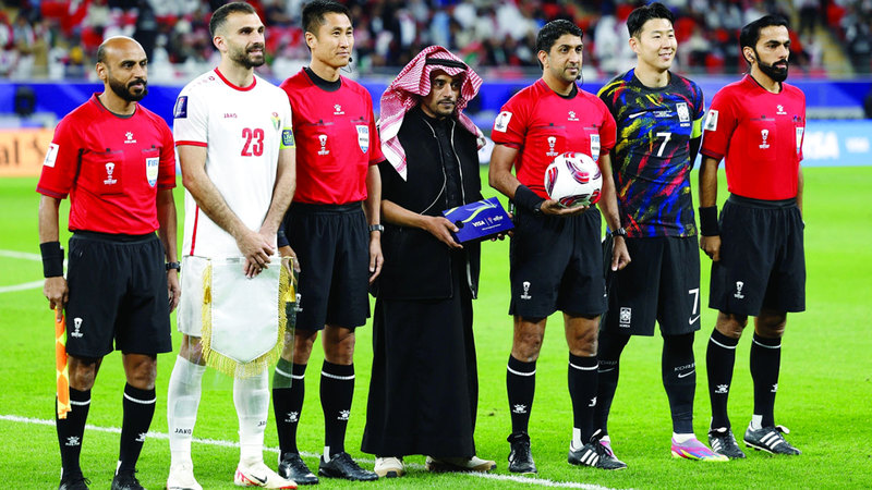 طاقم التحكيم الإماراتي بقيادة محمد عبدالله خلال لقاء الأردن وكوريا. أ.ب