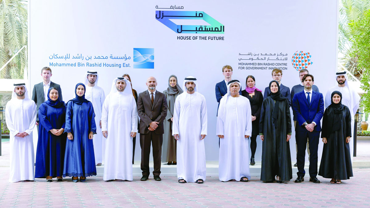 حمدان بن محمد خلال لقائه الفائزين بالمسابقة. وام