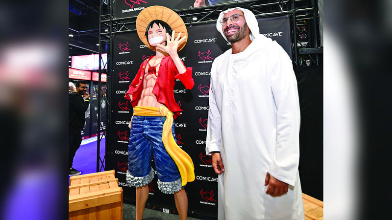 محمد خليفة المبارك خلال افتتاح المعرض.