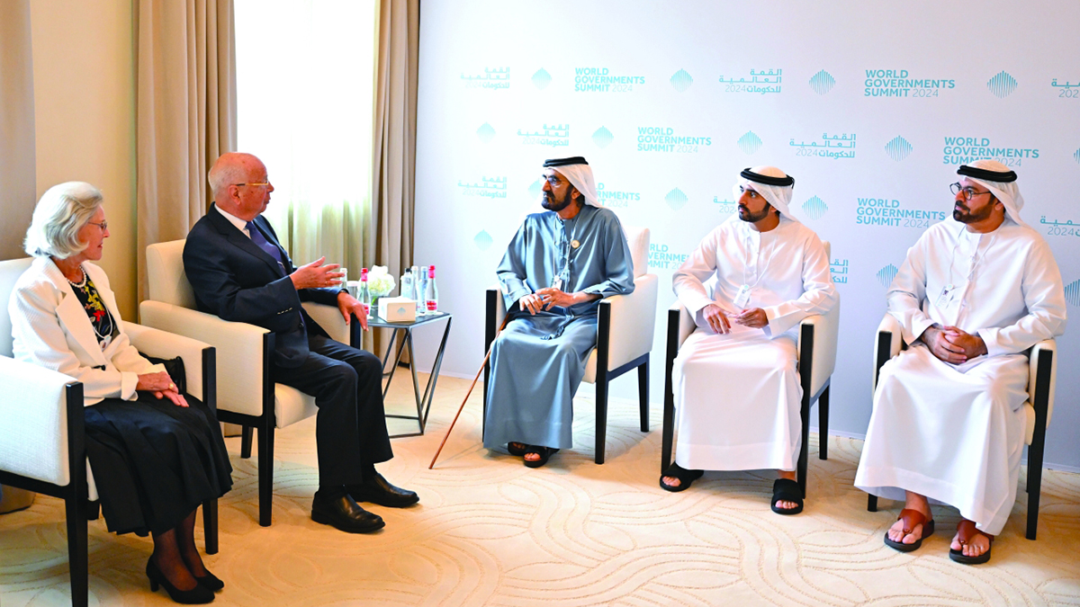 محمد بن راشد خلال لقائه مؤسس ورئيس المنتدى الاقتصادي العالمي ضمن أعمال القمة العالمية للحكومات. من المصدر