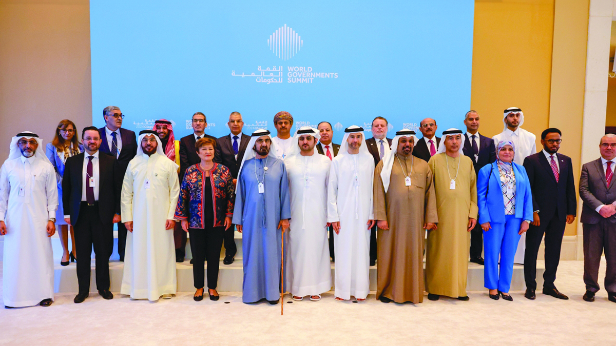 محمد بن راشد خلال لقائه عدداً من وزراء المالية العرب المشاركين في منتدى المالية العامة للدول العربية. من المصدر
