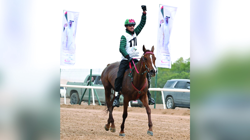 الفارس عمر النيادي ظفر باللقب.   تصوير: نجيب محمد
