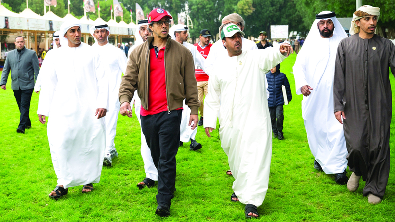منصور بن زايد خلال حضوره جانباً من السباق الذي أقيم في قرية الإمارات العالمية للقدرة. وام