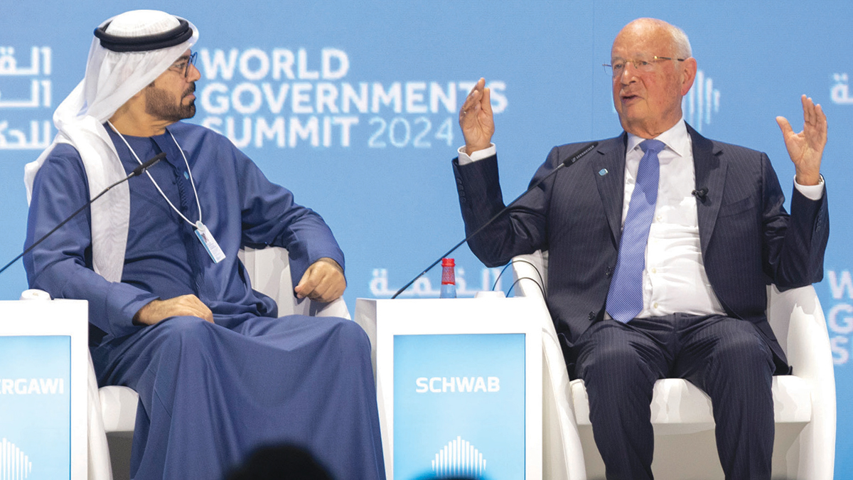 شواب خلال جلسة حوارية مع القرقاوي. من المصدر