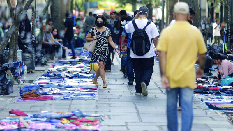 المتسوقون يجدون ضالتهم في السوق الشعبية. أرشيفية