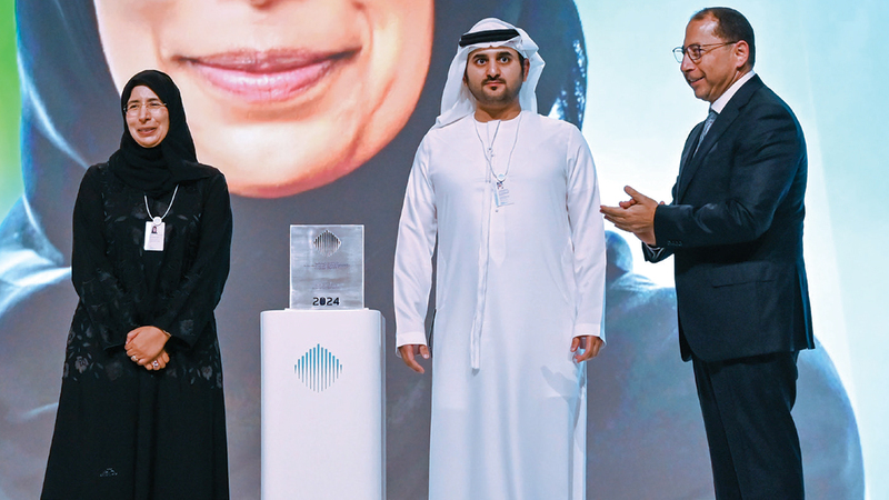 مكتوم بن محمد خلال تكريمه حنان الكواري. من المصدر