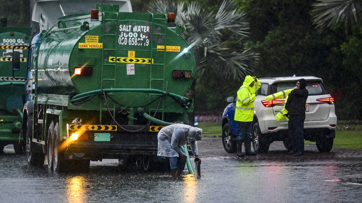 فرق متخصصة تعاملت مع الحالات الطارئة وتجمعات المياه. تصوير: باتريك كاستيلو