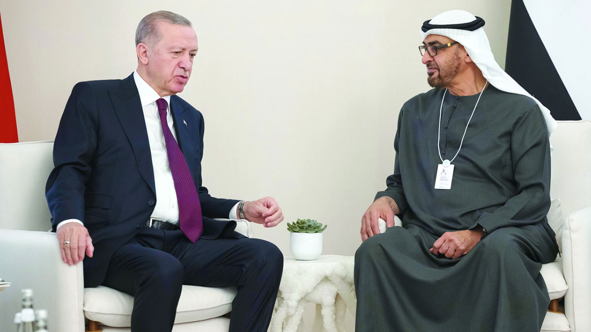 محمد بن زايد خلال استقباله أردوغان. وام