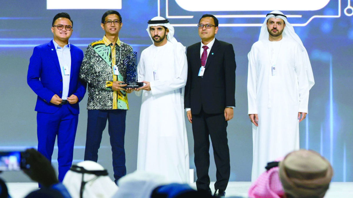 حمدان بن محمد خلال تكريم الفائزين بجائزة تكنولوجيا الحكومات في دورتها التاسعة. من المصدر