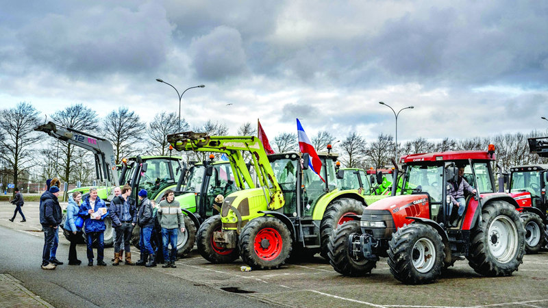 المزارعون يقطعون الطريق بجراراتهم.   إي.بي.أيه