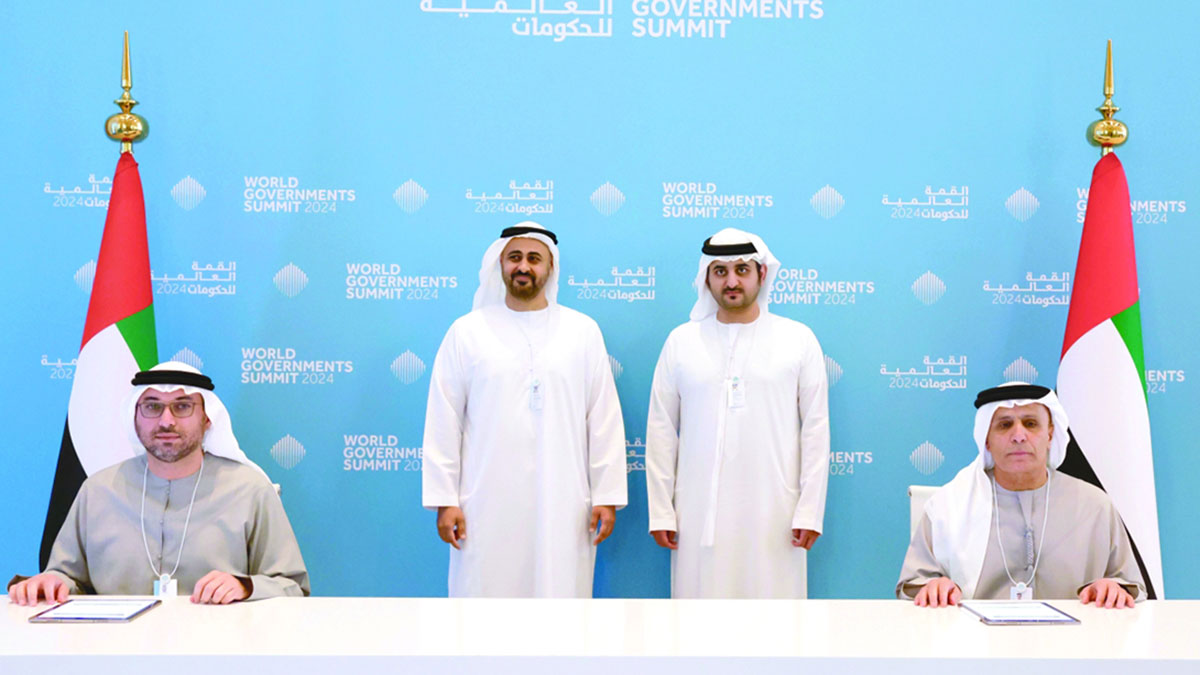 مكتوم بن محمد وذياب بن محمد خلال حضورهما توقيع مذكرة التفاهم ضمن أعمال القمة العالمية للحكومات. وام