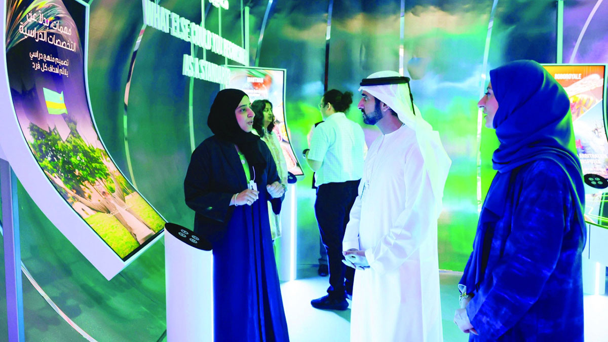 حمدان بن محمد خلال زيارته منصة ابتكارات الحكومات الخلاقة في مقر انعقاد القمة العالمية للحكومات 2024. وام