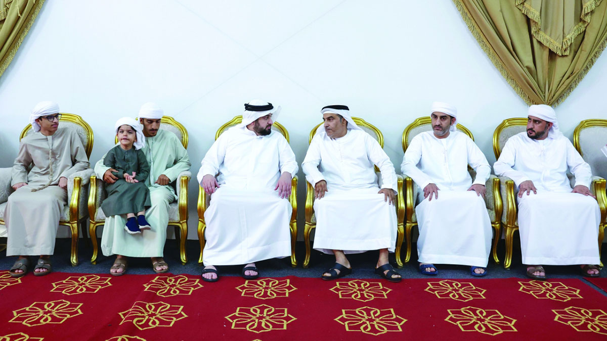 أحمد بن محمد خلال تقديم واجب العزاء في شهيد الوطن خليفة البلوشي. وام