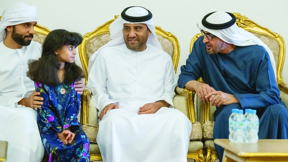 محمد بن زايد مقدّماً واجب العزاء في الشهيد سليمان الشحي. وام