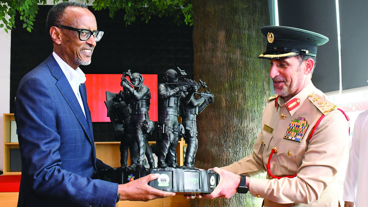 كاغامي متلقياً درعاً تذكارية من القائد العام لشرطة دبي. من المصدر