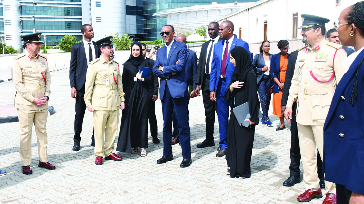 رئيس رواندا خلال زيارته القيادة العامة لشرطة دبي. من المصدر