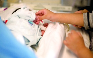 الصورة: الرضيع «عبدالرحمن» يحتاج إلى «قسطرة» في القلب كُلفتها 20 ألف درهم