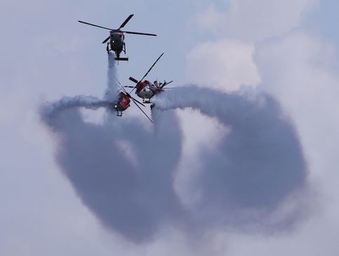 فريق سارانغ للأكروبات الجوية التابع للقوات الجوية الهندية يؤدي عروضه في مروحياته هال دروف خلال عرض طيران جوي قبل معرض سنغافورة للطيران في مركز شانغي للمعارض في سنغافورة،