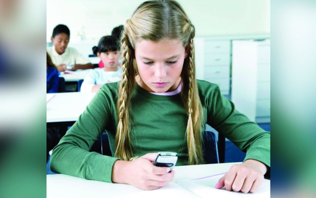 الصورة: المدارس في إنجلترا تحظر الهواتف النقالة
