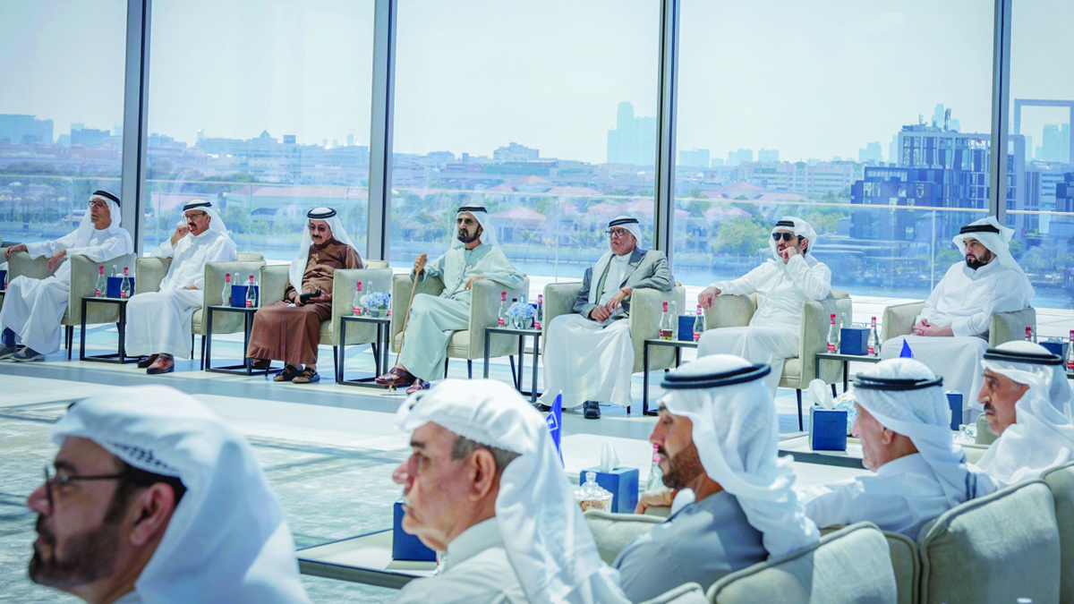 محمد بن راشد خلال احتفالية البنك بحضور مكتوم بن محمد وأحمد بن محمد. وام