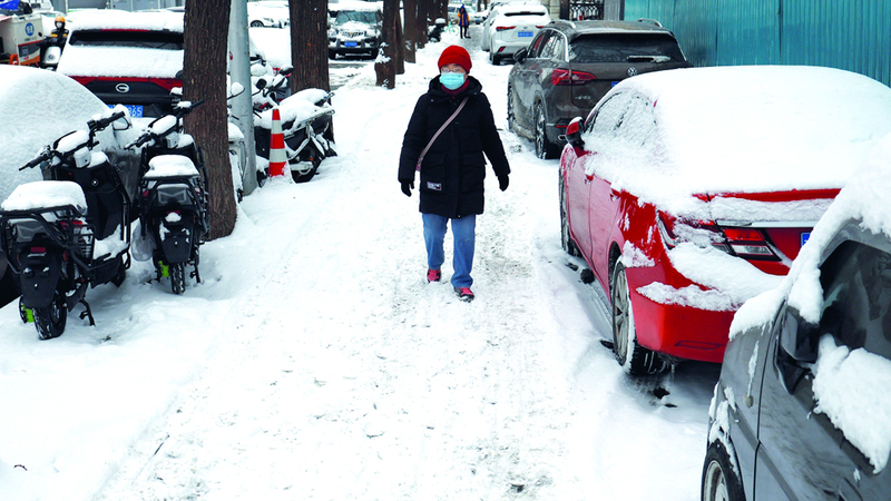 سيارات مغطاة بالثلوج. رويترز