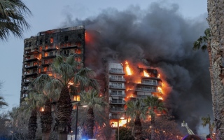الصورة: حريق كبير يلتهم مبنى سكنيا في بلنسية الساحلية بإسبانيا