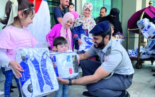 الصورة: شرطة أبوظبي تسعد أطفالاً من مرضى السرطان