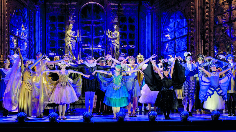 في أجواء باريسية رومانسية انطلقت أمس عروض «شبح الأوبرا» على خشبة «دبي أوبرا». تصوير: أشوك فيرما