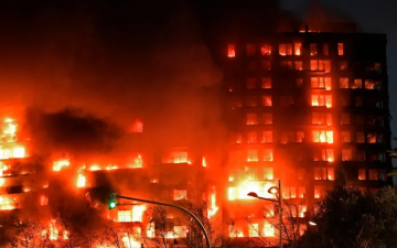 الصورة: أربعة قتلى على الأقل و14 مفقودا في حريق مبنى في إسبانيا