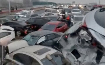 الصورة: فوضى مرورية بسبب تصادم 100 سيارة على طريق مغطى بالجليد في الصين