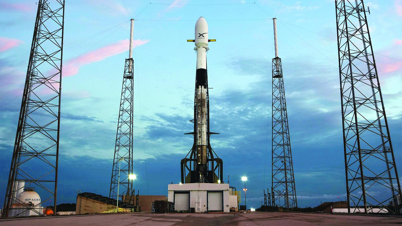 صاروخ لشركة «سبيس إكس» يستعد لنقل قمر اصطناعي إلى الفضاء. أرشيفية    