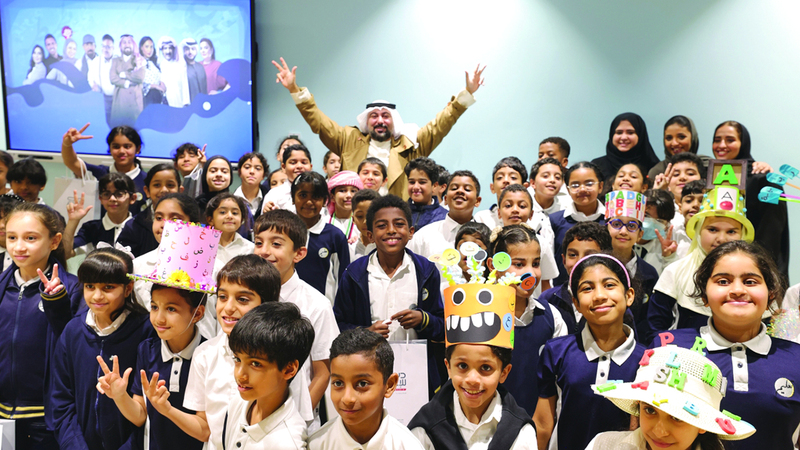 أيوب يوسف مقدم برنامج «المفتش فصيح» مع مجموعة من طلبة مجمع زايد التعليمي. من المصدر