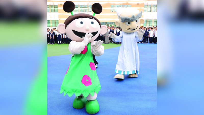 شخصيات «شعبية الكرتون» خلال تقديمها عرضاً للأطفال. من المصدر