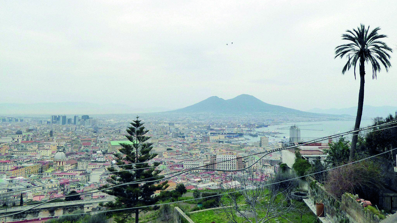 تشتهر نابولي بأطباقها اللذيذة وتزخر بالعديد من المعالم السياحية الشهيرة والكنائس العريقة والقصور الملكية الفاخرة. د.ب.أ