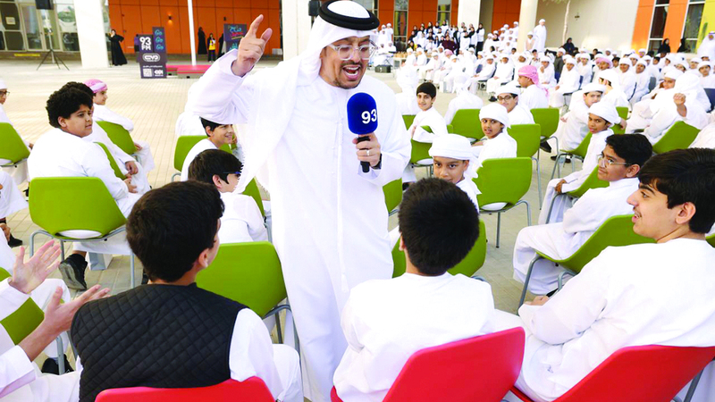 عبدالله إسماعيل التقى مجموعة من الطلبة الذين تفاعلوا مع فكرة البرنامج الترفيهي. من المصدر