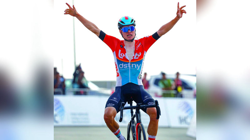 البلجيكي لينارت فان إيتفيلت يحتفل بالفوز. من المصدر