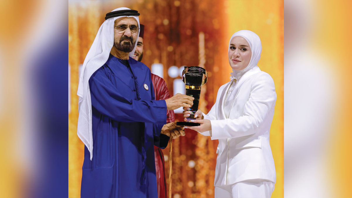 محمد بن راشد خلال تتويجه العراقية تالا الخليل.  من المصدر