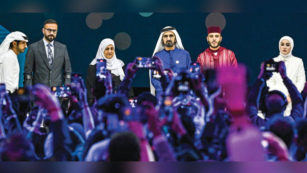 محمد بن راشد خلال تكريم «صُنّاع الأمل». وام