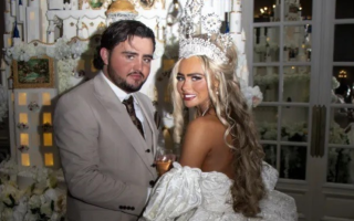 الصورة: عروسان ينفقان 16 ألف دولار على كعكة زفاف
