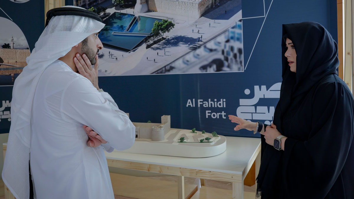 حمدان بن محمد استمع إلى شرح حول ما تم إنجازه في المشروع بحضور لطيفة بنت محمد. من المصدر