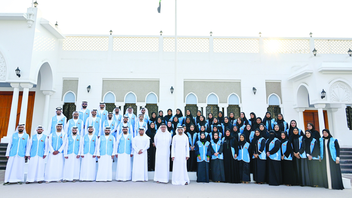 حمدان بن محمد خلال لقائه فريق متطوعي «يوم لدبي». من المصدر