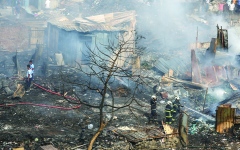 الصورة: اندلاع حريق كبير في أحد الأحياء الفقيرة بضواحي مومباي الهندية